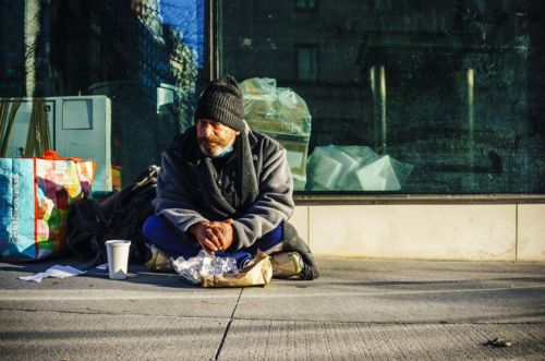 Homme SDF faisant la manche